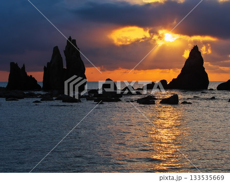 朝焼けの太陽への階段を橋杭岩越しに望む 朝焼けの太陽への階段を橋杭岩越しに望む 133535669