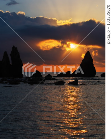 朝焼けの太陽への階段を橋杭岩越しに望む 朝焼けの太陽への階段を橋杭岩越しに望む 133535670