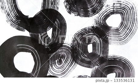 手描きの筆跡がある抽象的なイラスト、墨で描いた円の背景素材、墨で描いた円の形、バナーサイズのイラスト 133536131