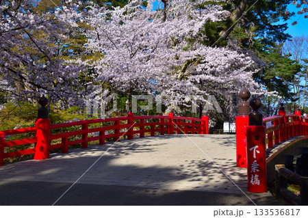 春　桜　弘前城　下乗橋 133536817