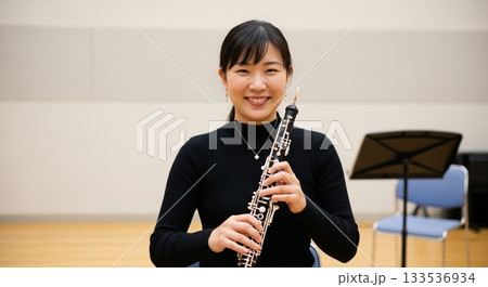 オーボエを吹く女性 133536934