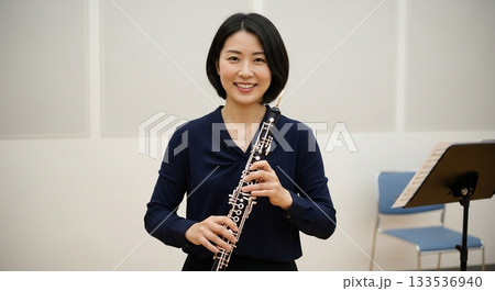 オーボエを吹く女性 133536940