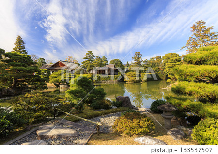 秋の紅葉に映える日本庭園 (京都 桂離宮) 133537507