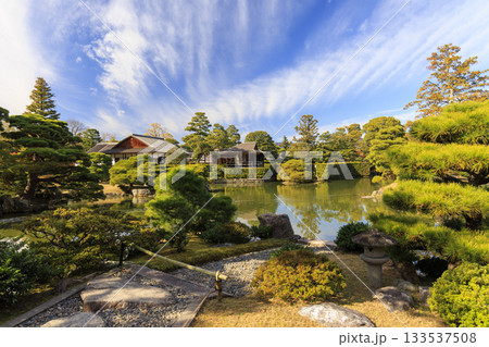 秋の紅葉に映える日本庭園 (京都 桂離宮) 133537508