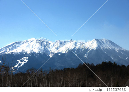 快晴の青空と冬の御嶽山【2月】 133537688