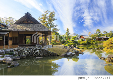 秋の紅葉に映える日本庭園 (京都 桂離宮) 秋の紅葉に映える日本庭園 (京都 桂離宮) 133537731