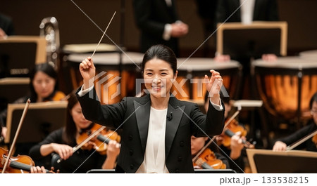 オーケストラの指揮者の女性 133538215
