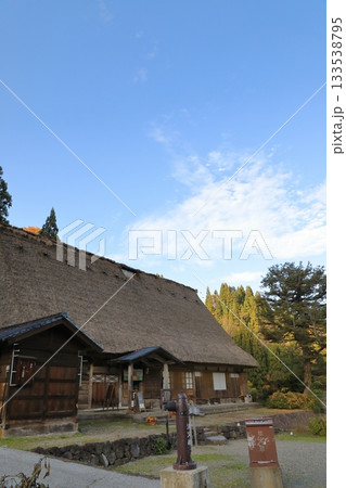 秋の紅葉の 五箇山 相倉合掌造り集落 ( 富山県 南砺市 ) 秋の紅葉の 五箇山 相倉合掌造り集落 ( 富山県 南砺市 ) 133538795