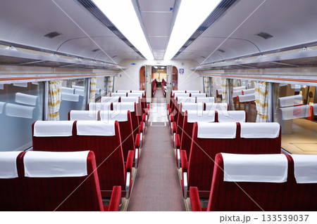 小田急3100形「NSE車」の車内(中間車) 小田急3100形「NSE車」の車内(中間車) 133539037