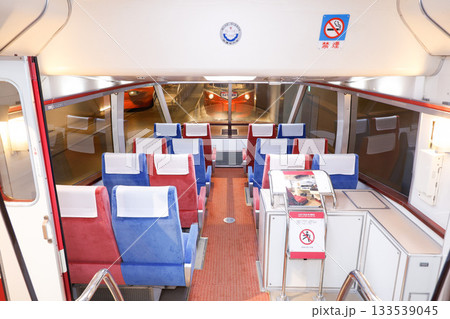 小田急10000形「HiSE車」車内（展望席） 133539045