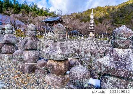 冬の化野念仏寺　残雪の西院の河原11　京都府京都市右京区 133539056