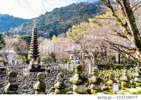 冬の化野念仏寺　残雪の西院の河原7　京都府京都市右京区 133539077
