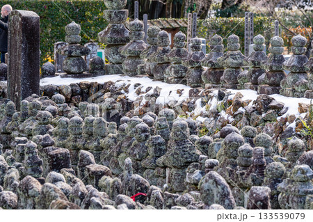 冬の化野念仏寺　残雪の西院の河原6　京都府京都市右京区 133539079