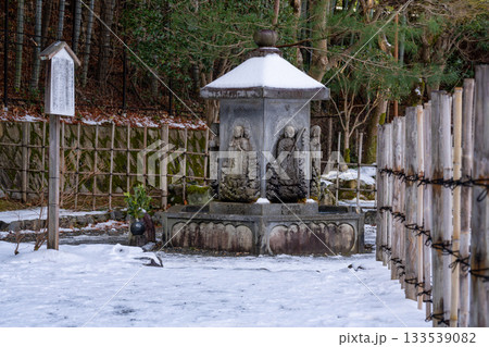 冬の化野念仏寺 残雪と六面六体地蔵尊 京都府京都市右京区 冬の化野念仏寺 残雪と六面六体地蔵尊 京都府京都市右京区 133539082