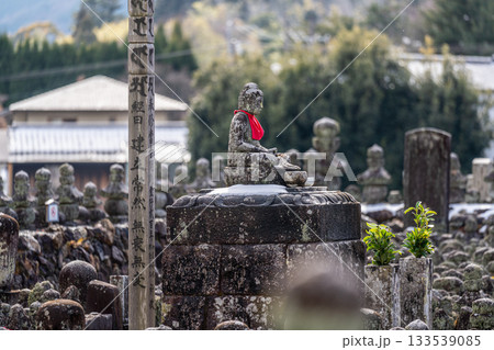 冬の化野念仏寺　残雪の西院の河原3　京都府京都市右京区 133539085