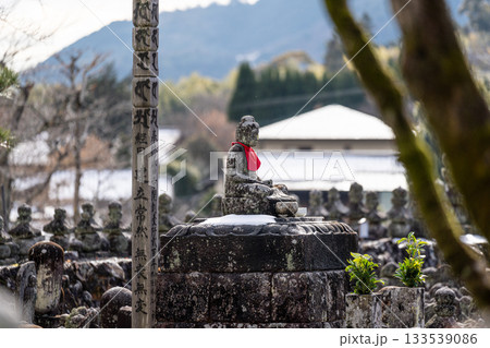 冬の化野念仏寺　残雪の西院の河原2　京都府京都市右京区 133539086