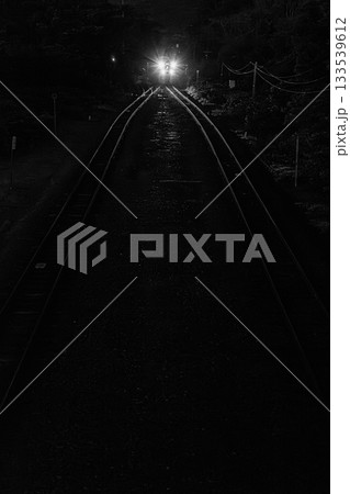 闇夜に走る列車のライト — 函館本線の夜景 133539612