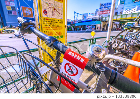 日本の東京都市景観 高田馬場駅や撤去通告書が貼られた放置自転車などを望む＝11月21日 133539800