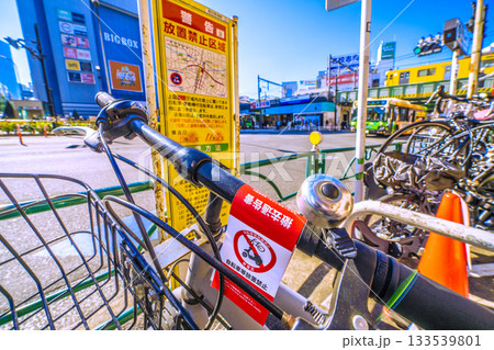 日本の東京都市景観 高田馬場駅や撤去通告書が貼られた放置自転車などを望む=11月21日 日本の東京都市景観 高田馬場駅や撤去通告書が貼られた放置自転車などを望む=11月21日 133539801