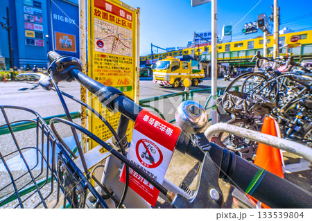 日本の東京都市景観 高田馬場駅や撤去通告書が貼られた放置自転車などを望む＝11月21日 133539804