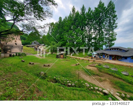 小人の家と芝生の広場がある公園 133540027