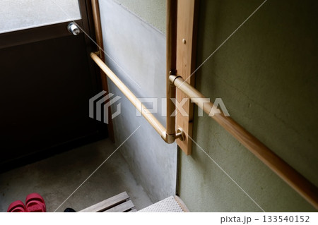 住宅の勝手口に設置された手すり。安全対策イメージ。 133540152