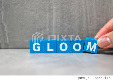 暗い見通しを示すGLOOMの文字ブロック。 暗い見通しを示すGLOOMの文字ブロック。 133540157