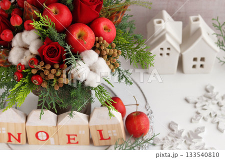 クリスマスのフラワーアレンジ　姫りんご、赤いバラ、綿等 133540810