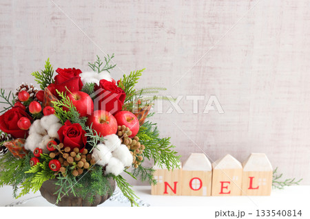 クリスマスのフラワーアレンジ　姫りんご、赤いバラ、綿等 133540814