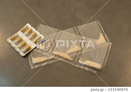 粉薬と錠剤 粉薬と錠剤 133540974