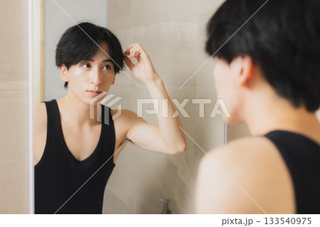鏡を見る若い男性  133540975