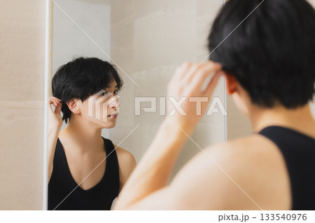 鏡を見る若い男性  133540976