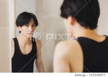 鏡を見る若い男性  133540977