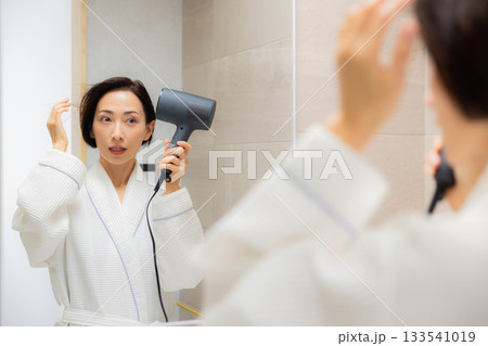 ヘアドライヤーを使う女性  133541019