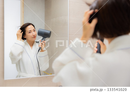 ヘアドライヤーを使う女性  133541020