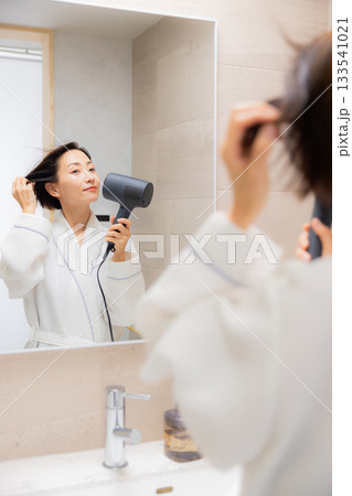 ヘアドライヤーを使う女性  133541021