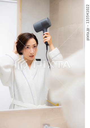 ヘアドライヤーを使う女性  133541022
