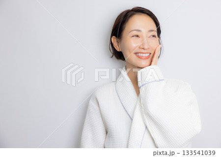 バスローブの女性　 133541039