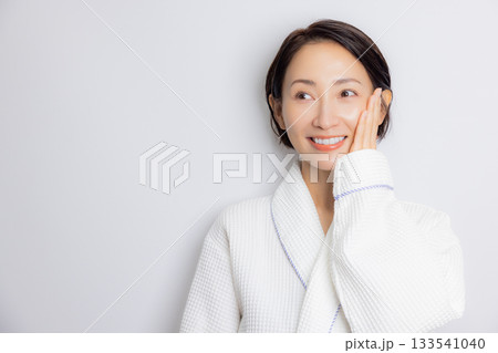 バスローブの女性　 133541040