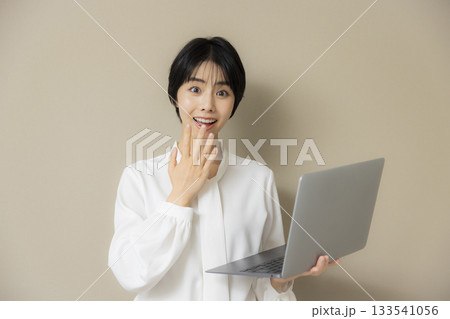 ノートパソコンを使う女性 ノートパソコンを使う女性 133541056
