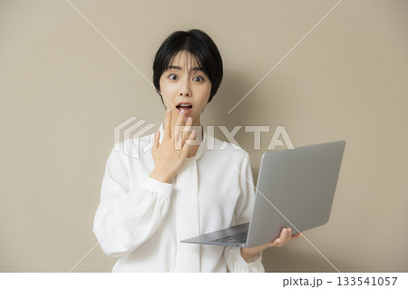 ノートパソコンを使う女性 ノートパソコンを使う女性 133541057