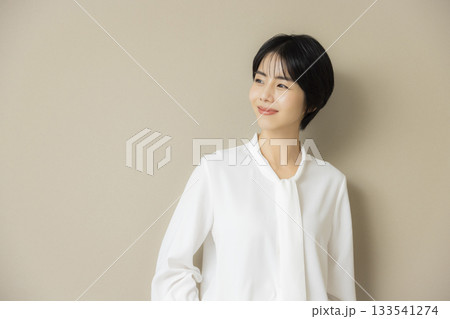 白いブラウスのビジネスウーマン 白いブラウスのビジネスウーマン 133541274