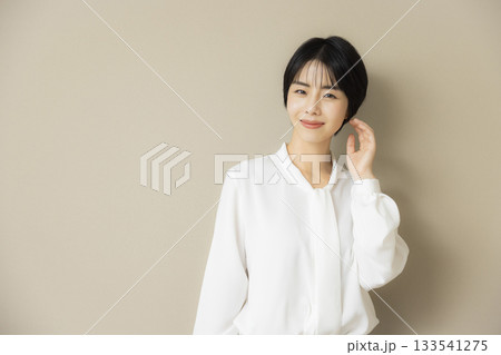 白いブラウスのビジネスウーマン 133541275