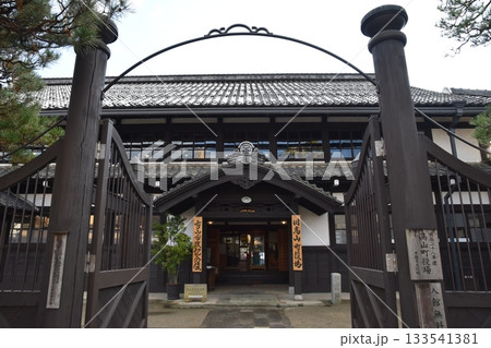 飛騨高山の旧高山町役場の玄関 133541381