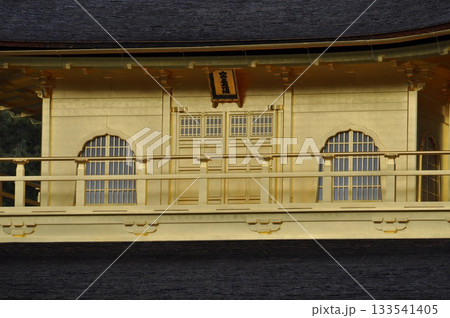 冬の京都の金閣寺 133541405