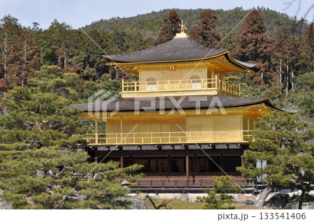 冬の京都の金閣寺 冬の京都の金閣寺 133541406