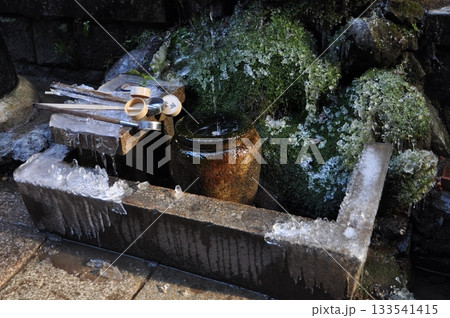 京都、稲荷山登山道にある凍り付いた手水場 133541415
