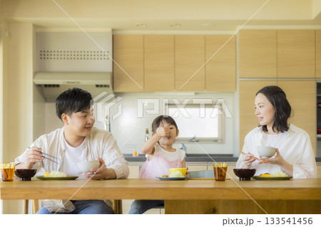 食卓の楽しそうな家族  133541456