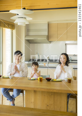 食卓の楽しそうな家族 食卓の楽しそうな家族 133541461
