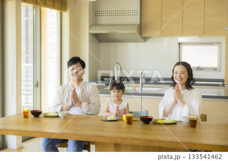 食卓の楽しそうな家族  133541462